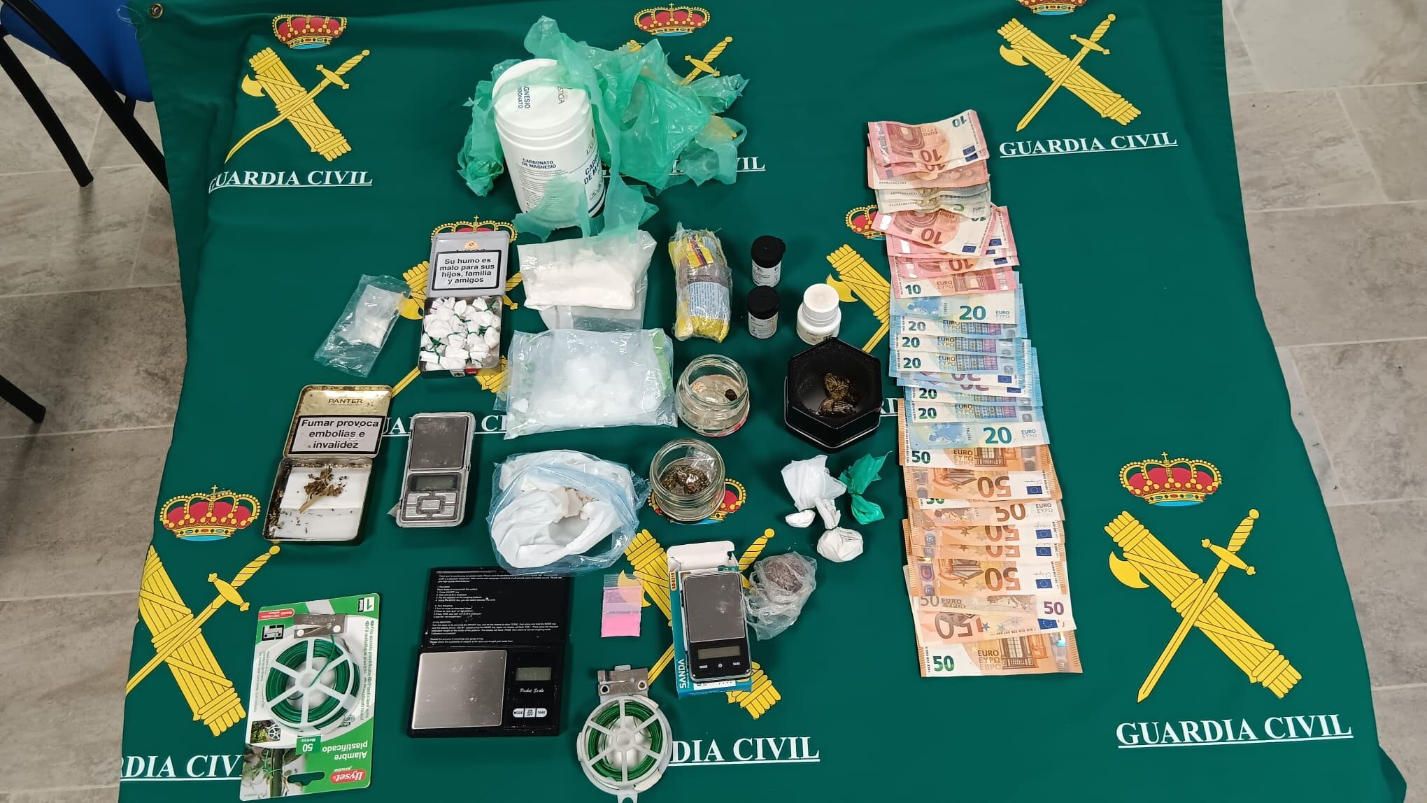 Material incautado por la Guardia Civil en Saldaña