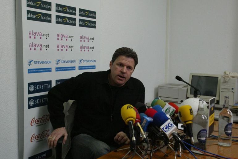 Dmitry Piterman en rueda de prensa en Vitoria.