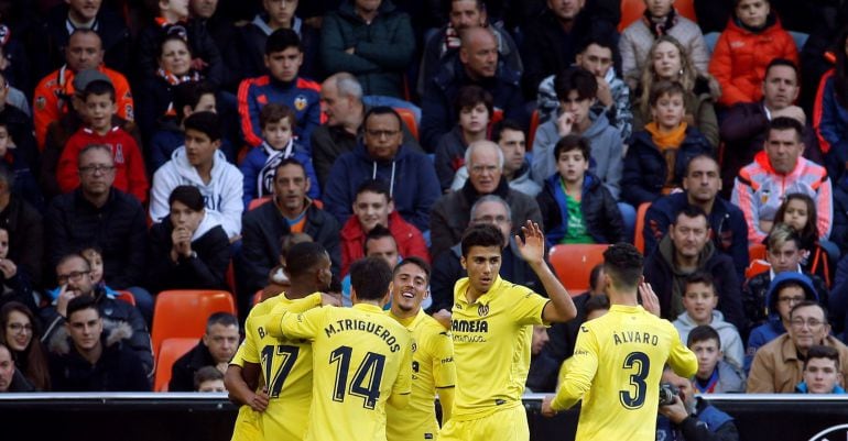 Los jugadores del Villarreal celebran el gol en Mestalla.