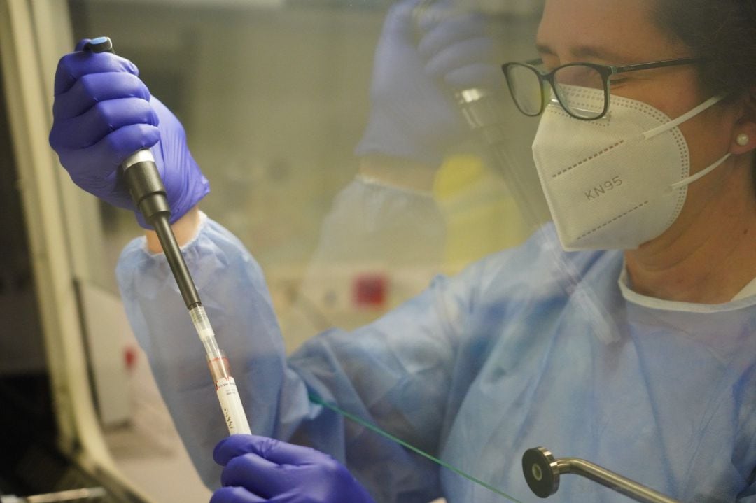 Enfermera durante el ensayo clínico de una vacuna