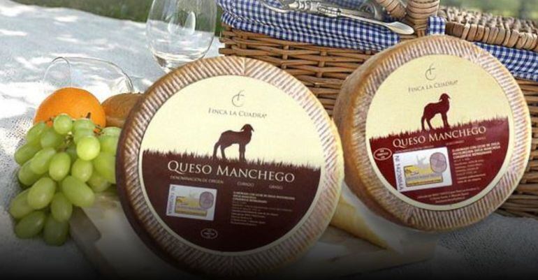 Dos de los tres quesos que produce esta ganadería albaceteña