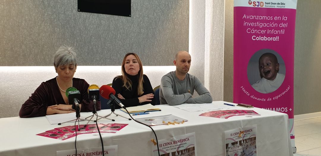 Imagen de archivo de los representantes de la Asociación Contra el Rabdomiosarcoma en Palencia presentando su II Cena Benéfica