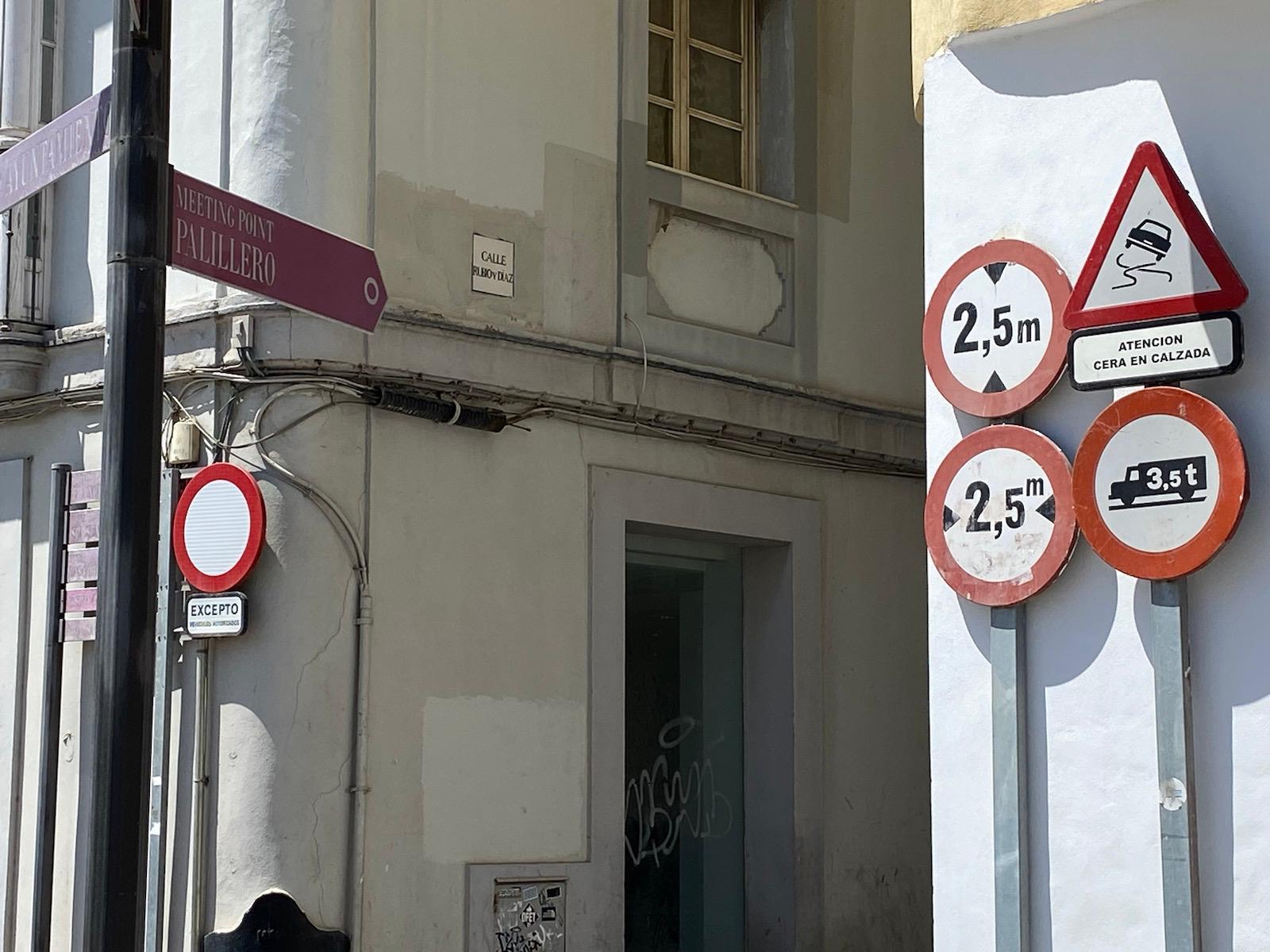 Señales en Cádiz. Entrada calle Rubio y Díaz.