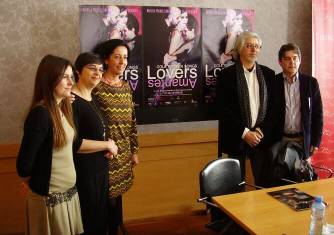 De izquierda a derecha, Esther Noriega, Nina Reglero, Mercedes Cantalapiedra, Jacinto Gómez y José María Viteri, en la presentación de "Lovers"