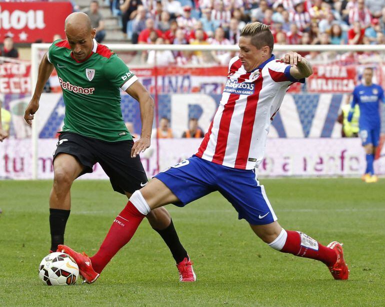 GRA412. MADRID, 02/05/2015.- El delantero del Atlético de Madrid Fernando Torres (d), pelea un balón con el centrocampista del Athletic Club Mikel Rico, durante el partido de la trigésima quinta jornada de la liga en Primera División, que se disputa esta tarde en el estadio Vicente Calderón. EFE/Alberto Martín