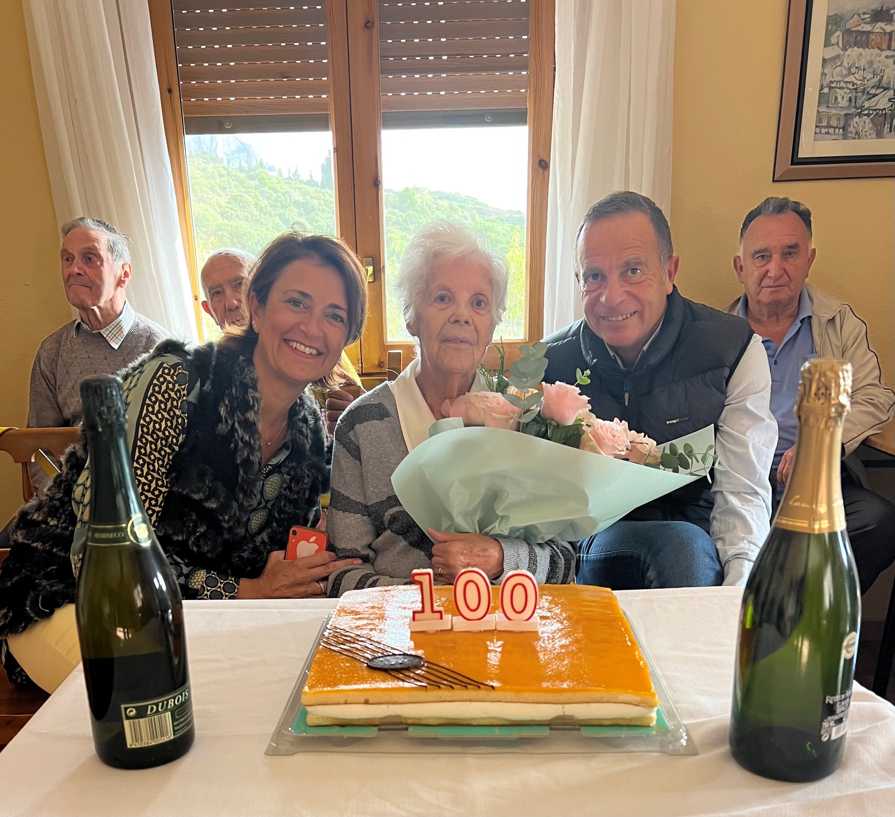 Soledad en la celebración de su 100 cumpleaños