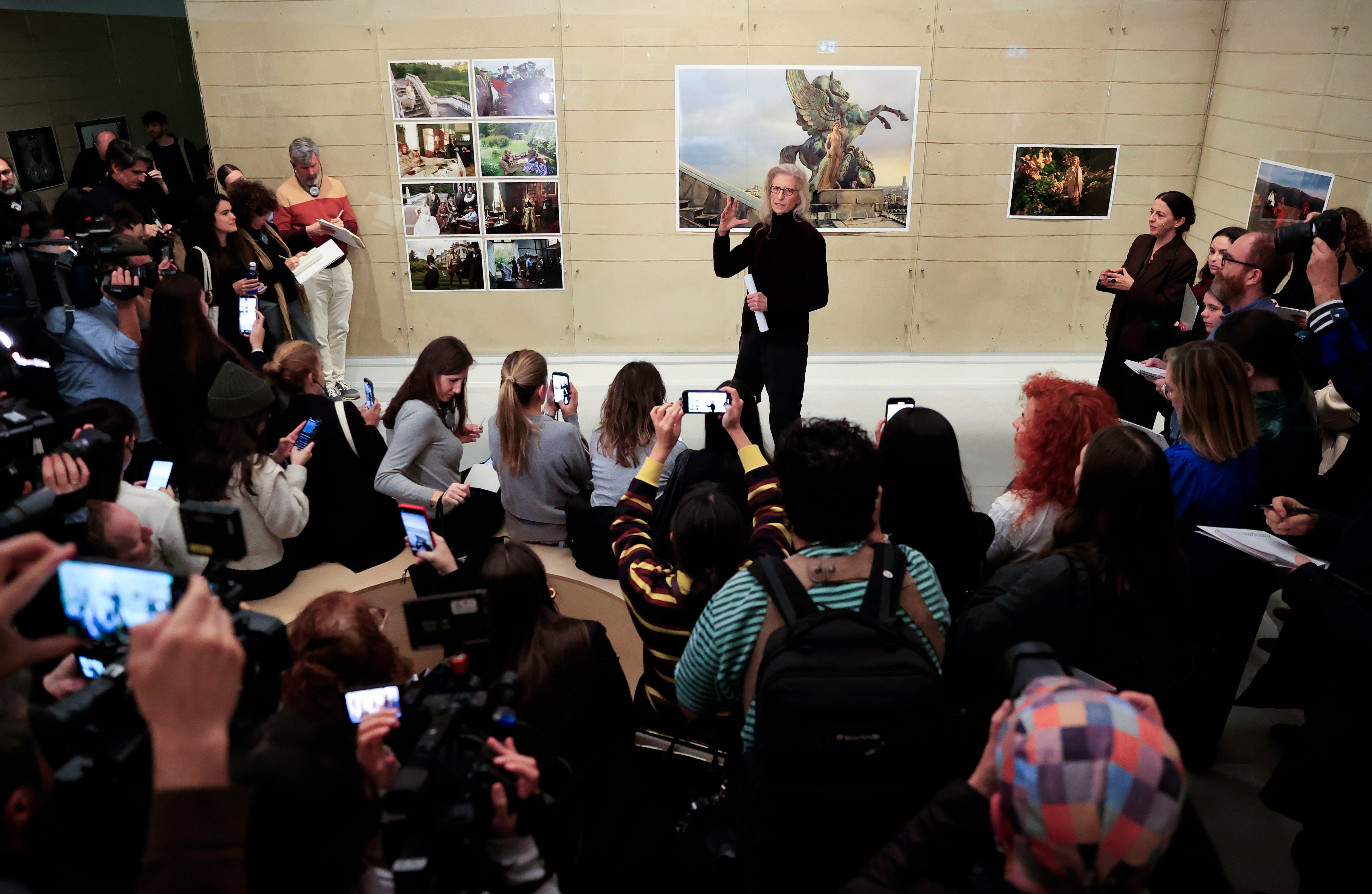 A CORUÑA, 21/11/2025.- La fotógrafa Annie Leibovitz -autora de los retratos de los Reyes que cuelgan en el Banco de España- presenta 'Wonderland', la primera exposición retrospectiva de su obra que se realiza en España y la primera que la Fundación Marta Ortega Pérez (MOP) dedica a una mujer vinculada al mundo de la moda, este viernes en A Coruña. EFE/Cabalar