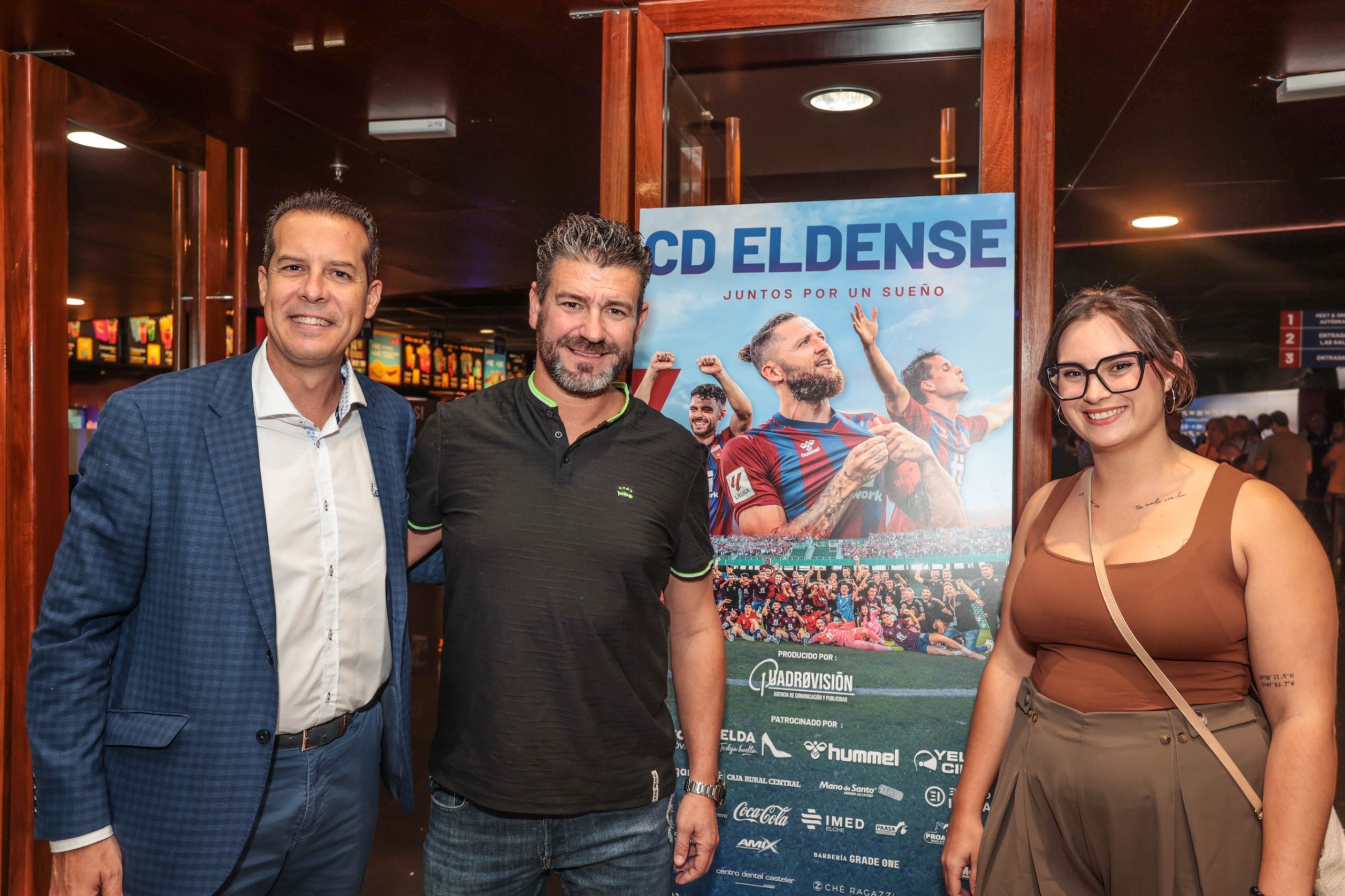 Fernando Estévez entre el alcalde, Rubén Alfaro, y la edil de Deportes, María Gisbert