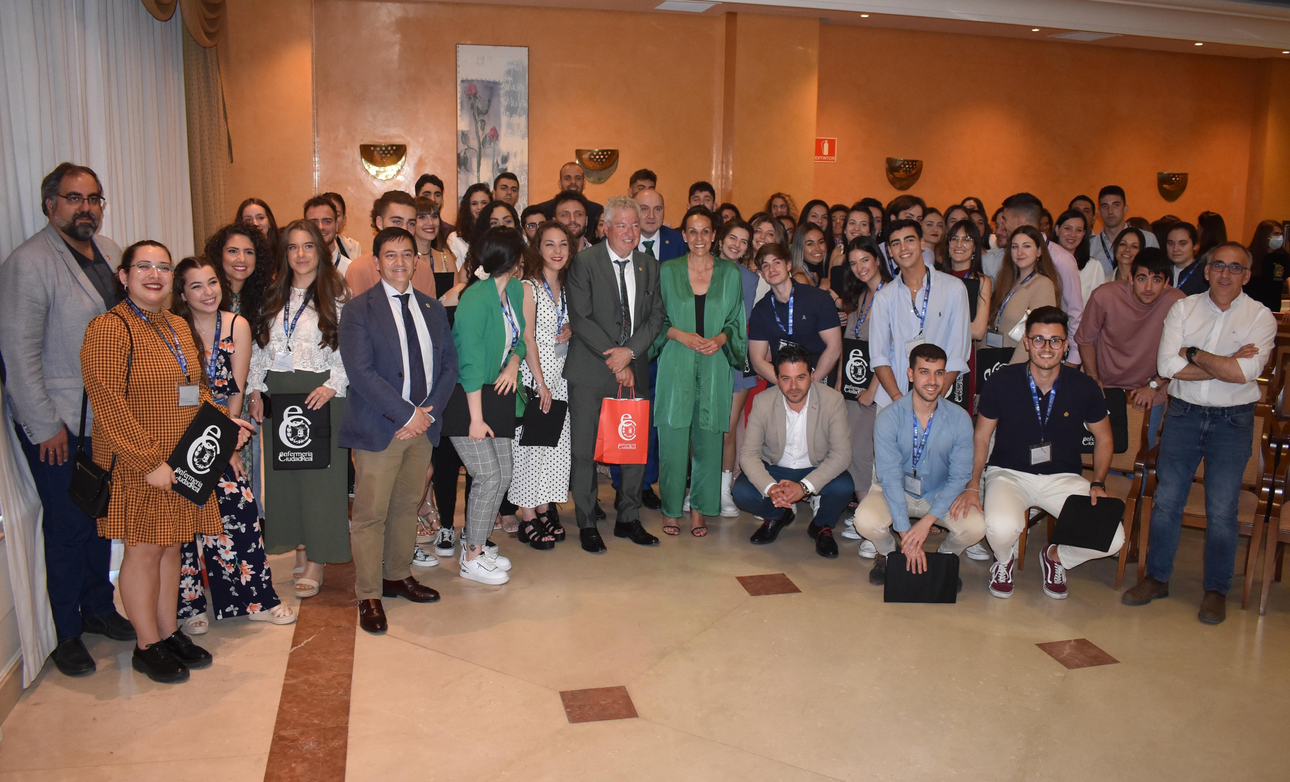 Foto de familia de la jornada de celebración del Día de la Enfermería