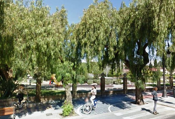 Una joven ciclista en un carril bici en las proximidades del jardín de Viveros