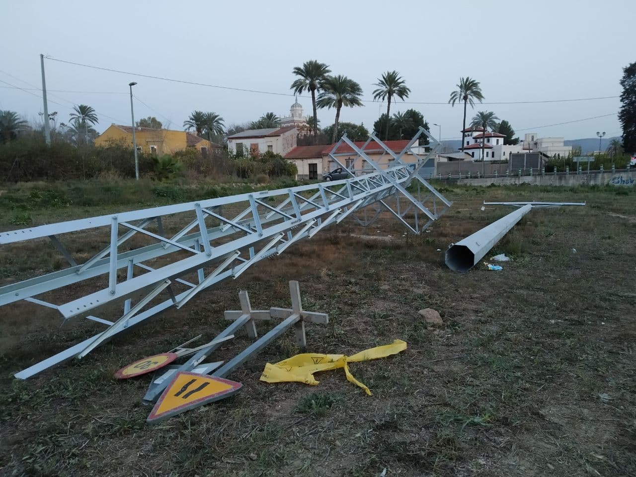 Instalación apoyos eléctricos junto al Paseo del Malecón (Murcia)