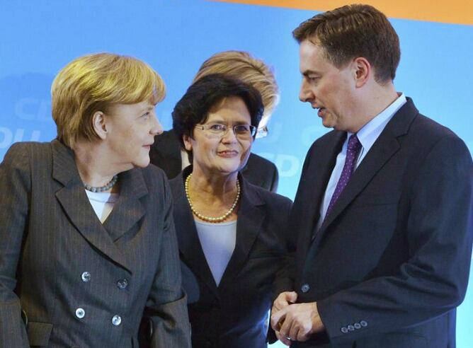 La canciller Ángela Merkel conversa con el primer ministro de Baja Sajonia, David McAllister y la jefa de gobierno de Turingia, Christine Lieberknecht todos de la coalición de la Union Cristianodemócrata (CDU).