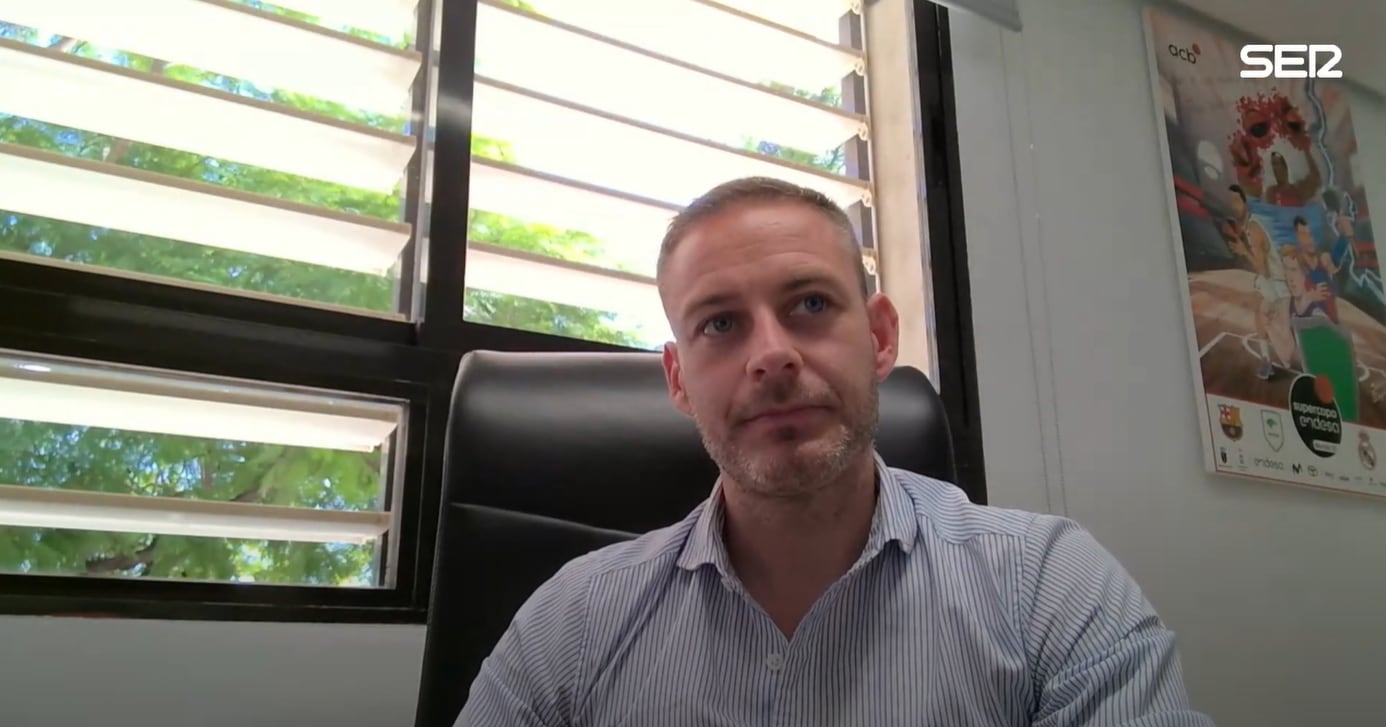 Miguel Ángel Noguera, concejal de deportes del Ayuntamiento de Murcia, atiende a Radio Murcia.