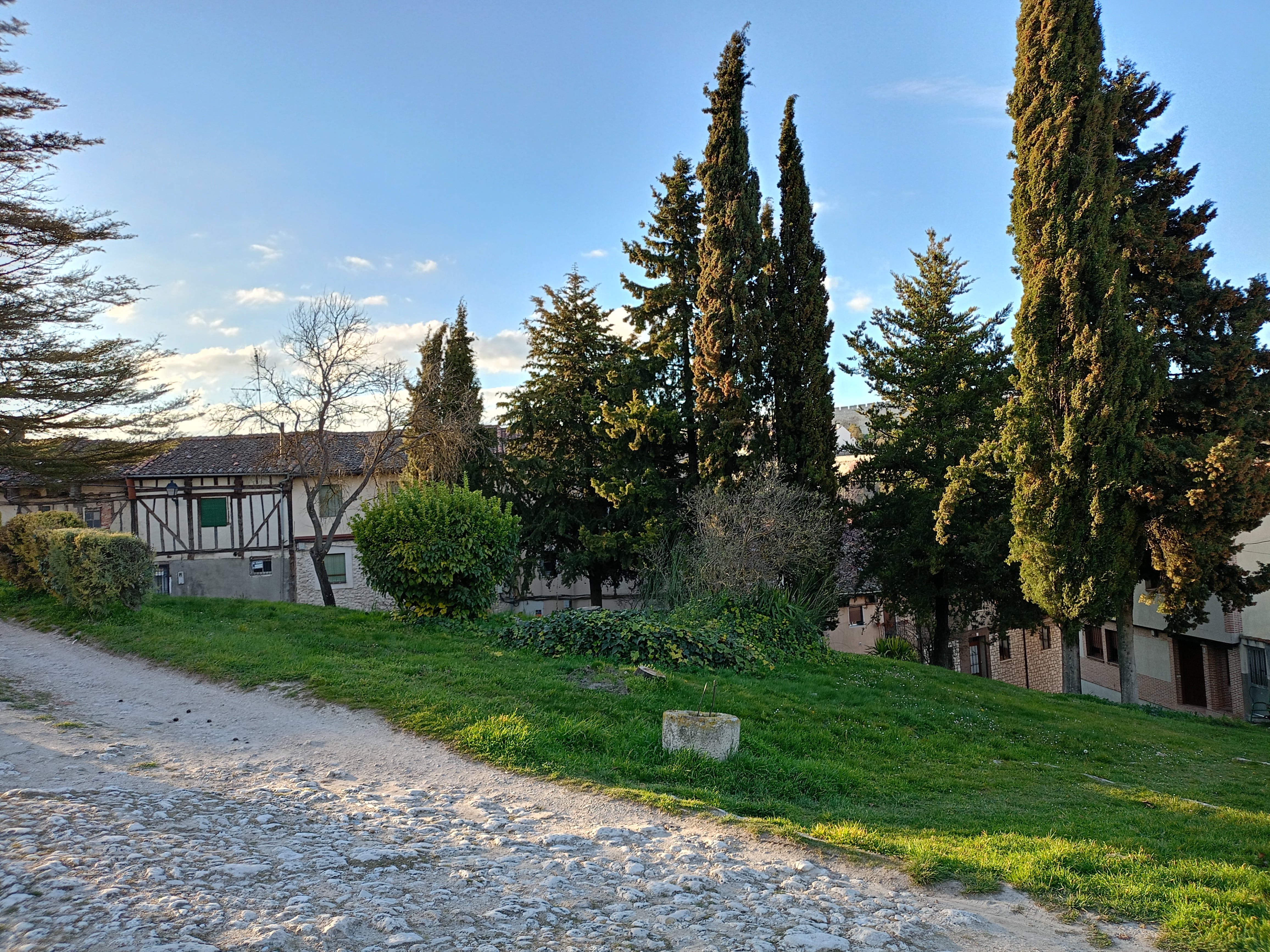 Una de las zonas de los jardines de la iglesia de la Cuesta de Cuéllar donde se actuará