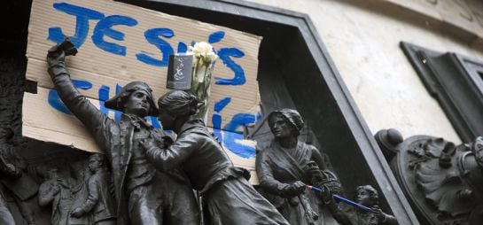 Cartel en el que se lee &quot;Yo soy Charlie&quot; junto a una rosa y un lapiz, luce en la plaza de la República en París.