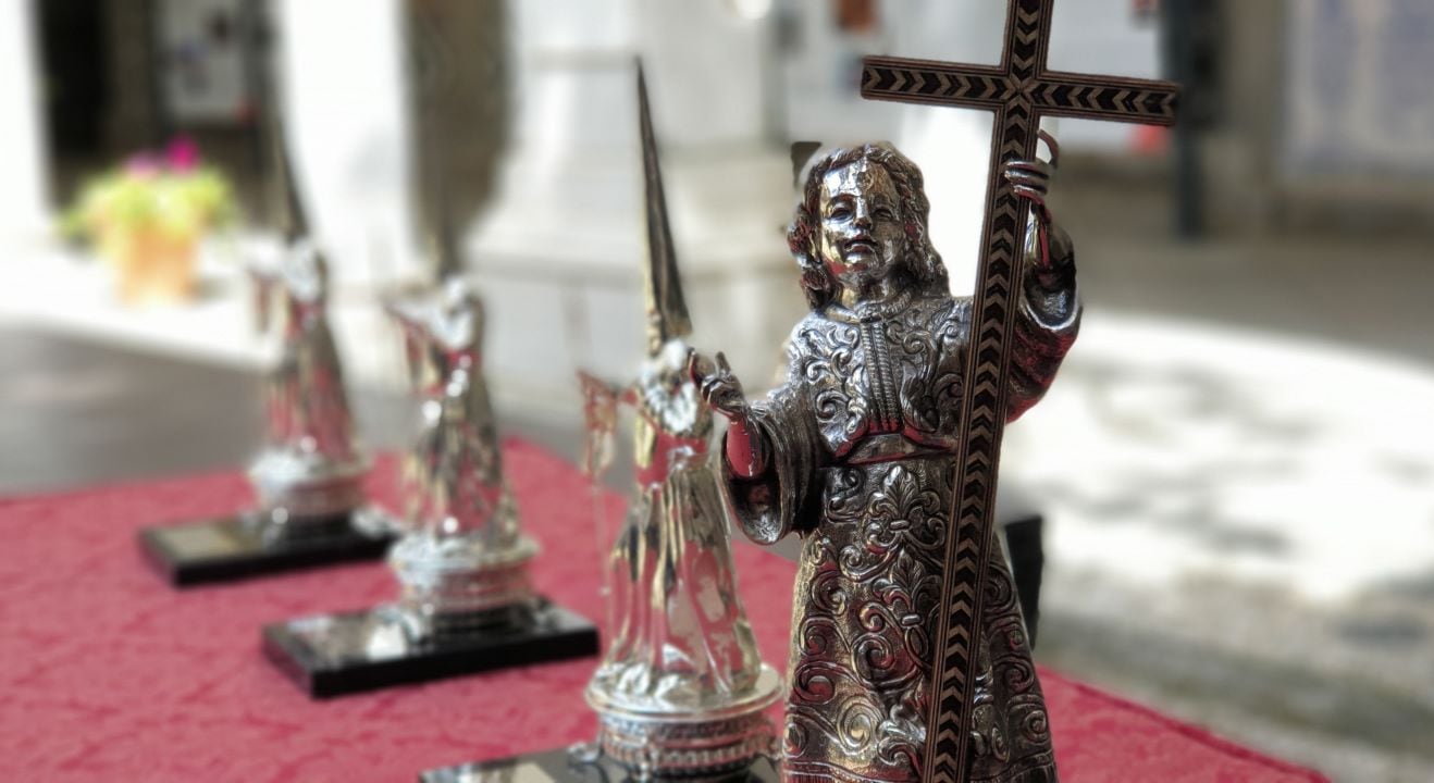 Figuras de plata de los Premios Nazareno que cada año conceden Radio Granada - SER y El Corte Inglés. En primer término, el  popular &quot;Facundillo&quot;