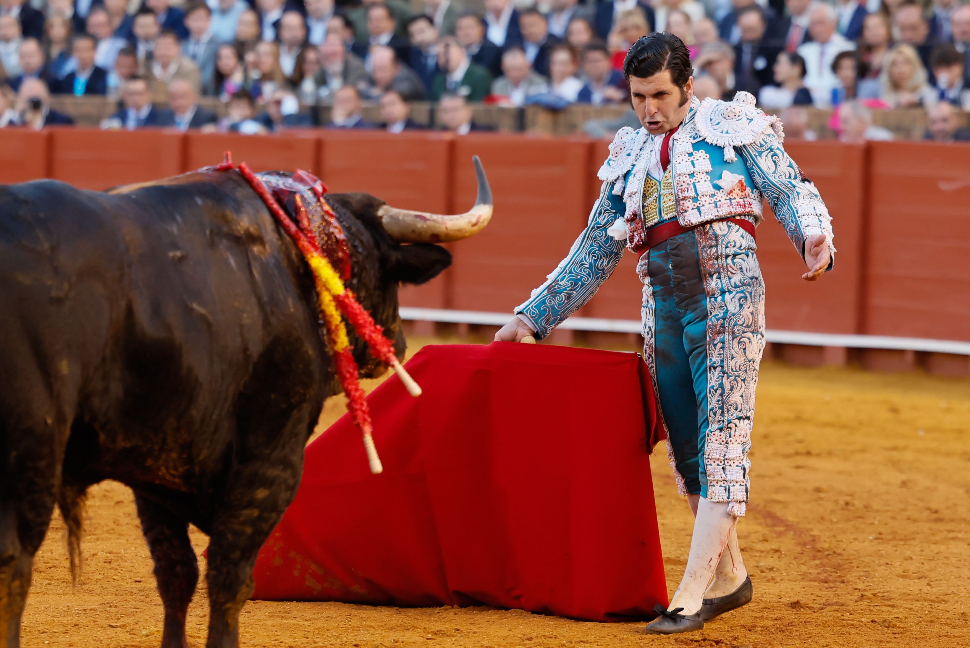 SEVILLA, 05/05/2025.- El diestro Morante de la Puebla ante el segundo de su lote durante el noveno festejo de la Feria de Abril 2025 celebrado este lunes en la Real Maestranza, en Sevilla, con toros de los Hermanos García Jiménez y Olga Jiménez, para los diestros Morante de la Puebla, José María Manzanares y Alejandro Talavante. EFE/ José Manuel Vidal