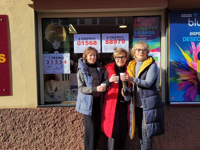 Trabajadoras del estanco de Puente Sardas en Sabiñánigo celebrando los tres "pellizcos" de dos 5º premios