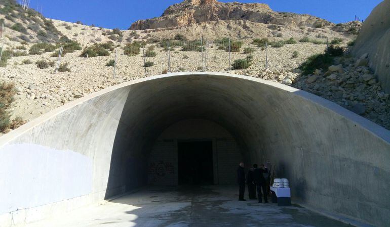 Entrada al túnel del TRAM en la Serra Grossa