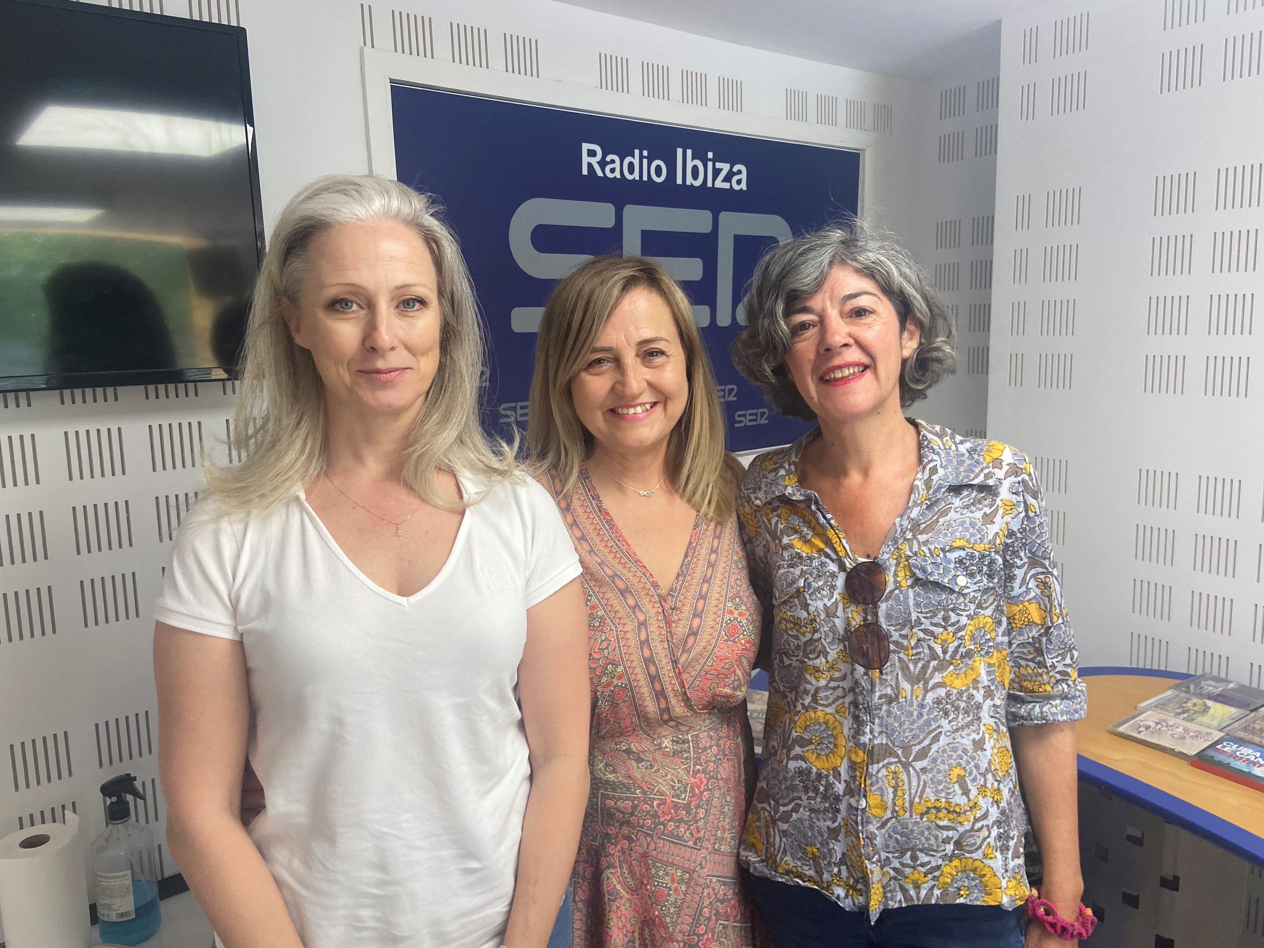 Las portavoces de la plataforma en los estudios de Radio Ibiza SER