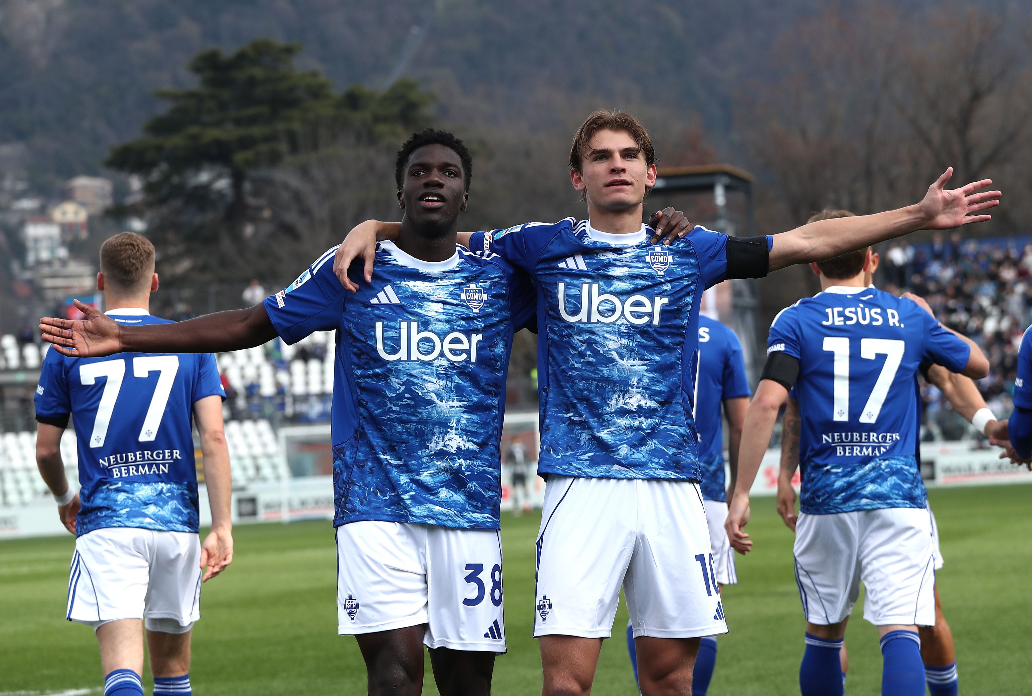 Assane Diao y Nico Paz celebrando un gol frente al Pisa SC