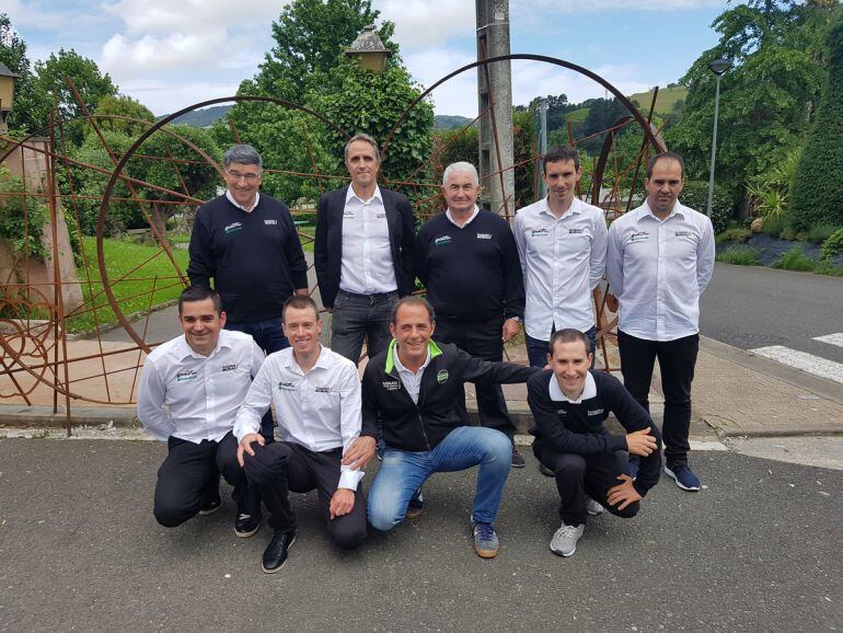 Staff del equipo vasco antes de la comida de Lasarte.