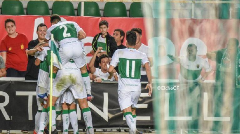 Los jugadores del Elche celebran el gol de Nino, de penalti, que dio la victoria ante el Ontinyent en la 1ª vuelta