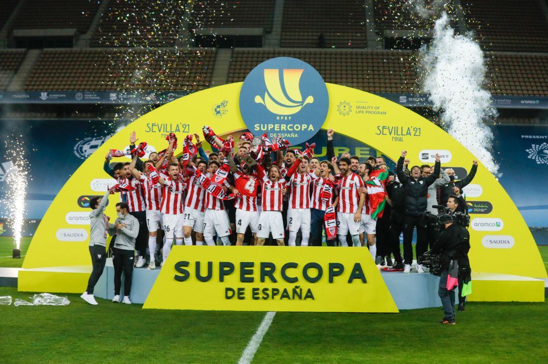 El Athletic celebra la Supercopa lograda este domingo ante el FC Barcelona