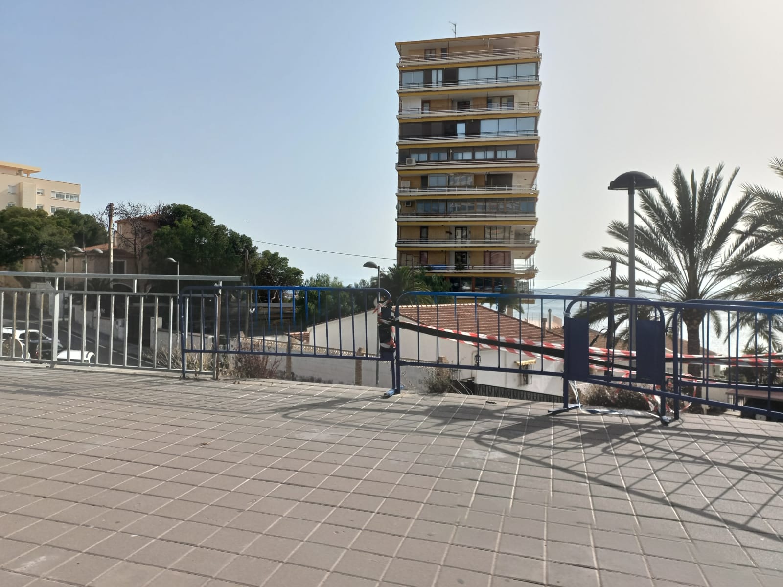 Valla provisional en la avenida de la Condomina (Alicante) que sigue sin reparar desde hace 11 meses