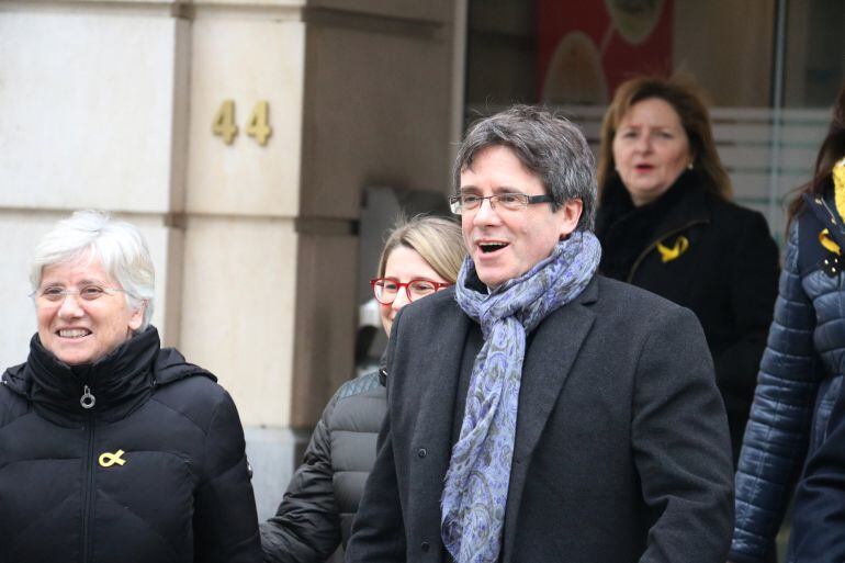 Carles Puigdemont con Clara Ponsatí (a su derecha) en una imagen del 12 de enero