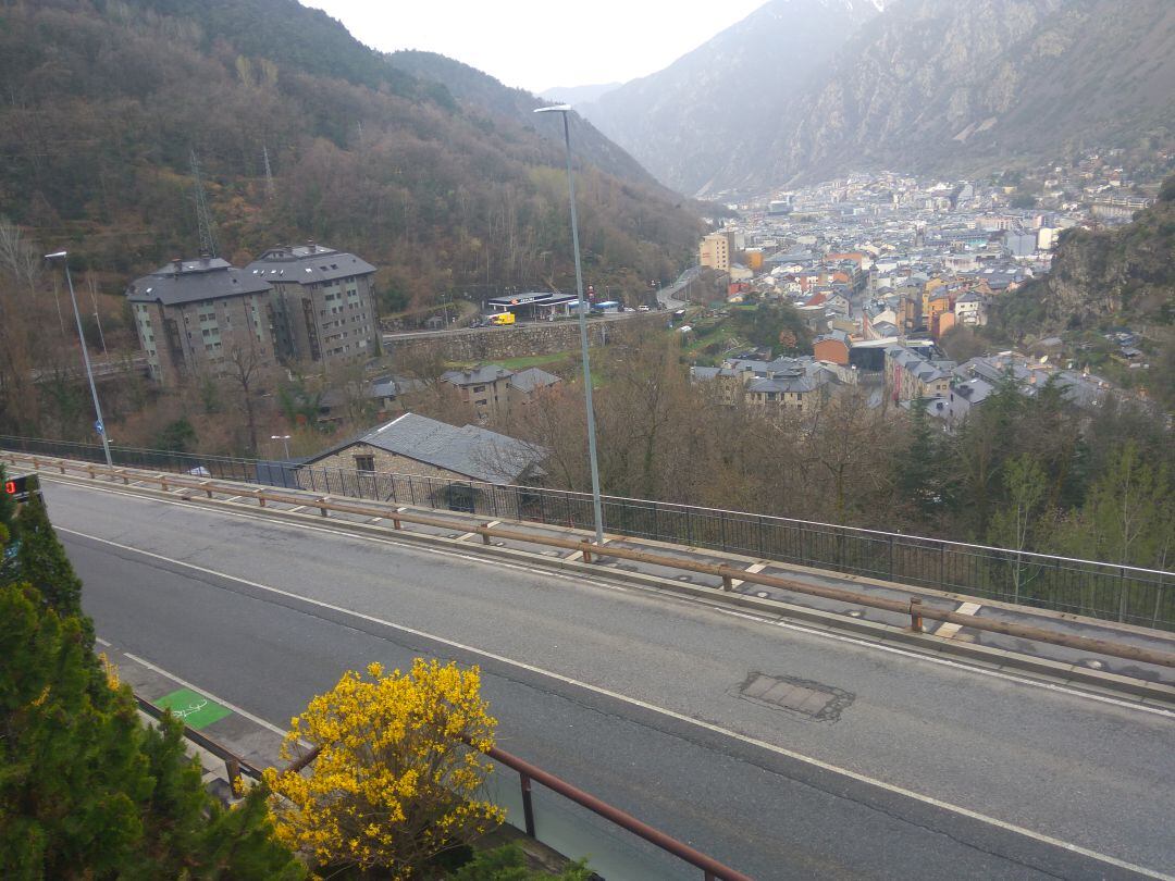 Una de les vies més transitades del país, la carretera de l'Obac, presentava un aspecte desèrtic a primera hora del matí d'aquest dimecres, quan entraven en vigor les noves mesures extraordinàries per aturar tot l'activitat davant el coronavirus.