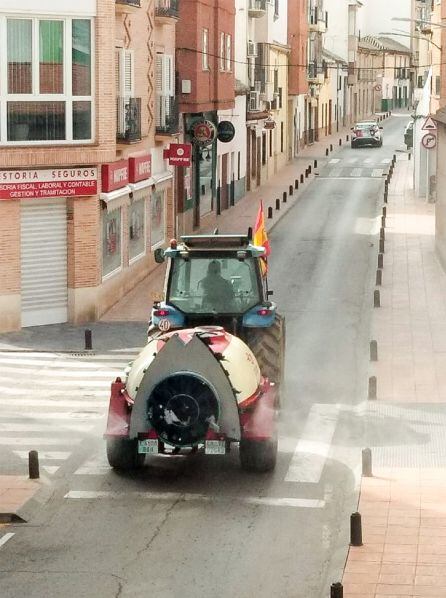 Tractor fumigando en calle Darro de Almodóvar del Campo