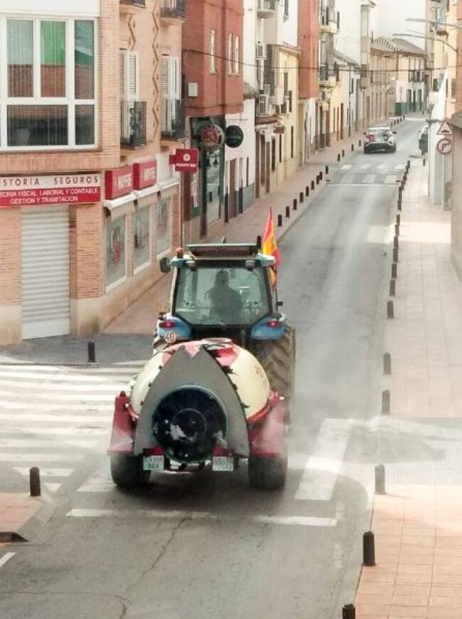 Tractor fumigando en calle Darro de Almodóvar del Campo