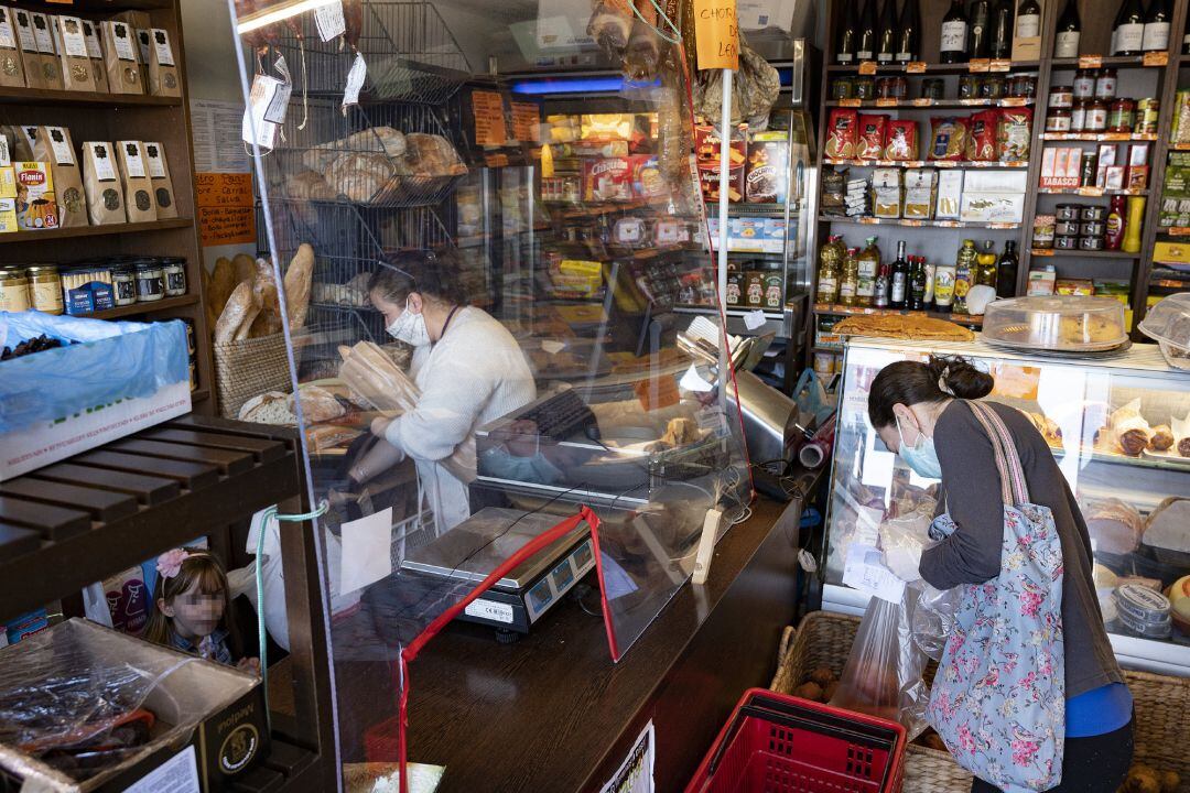 Una mampara instalada en una tienda de comestibles de A Coruña. Archivo.