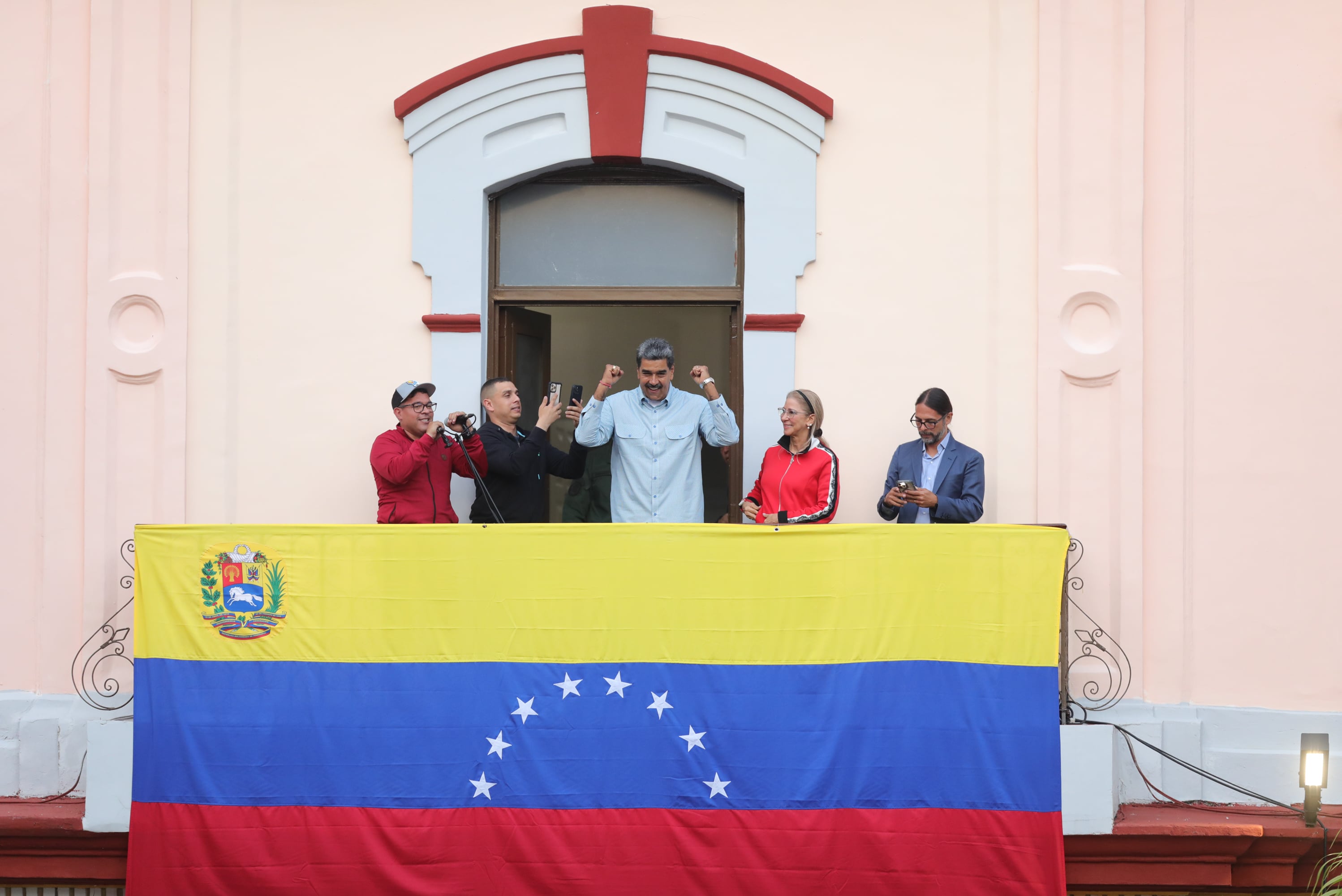 Nicolás Maduro, desde el balcón del Palacio de Miraflores, este jueves en Caracas (Venezuela).