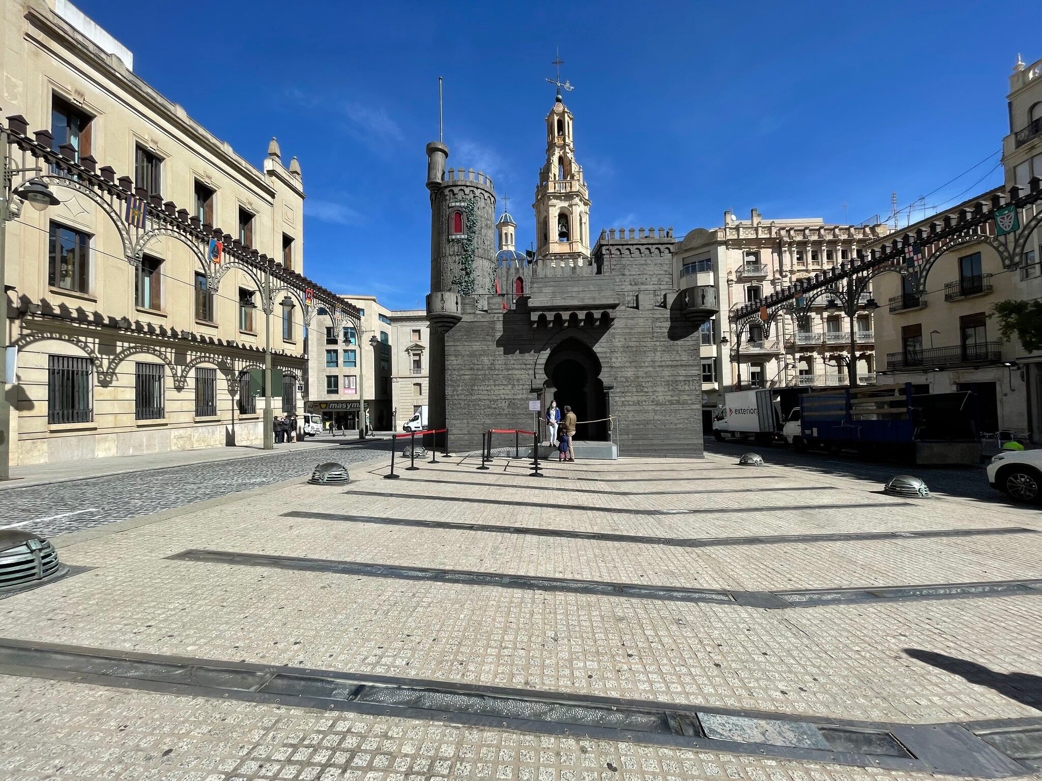 Alcoy inicia el ciclo de visitas al castillo de Fiestas, situado en la plaza de España.