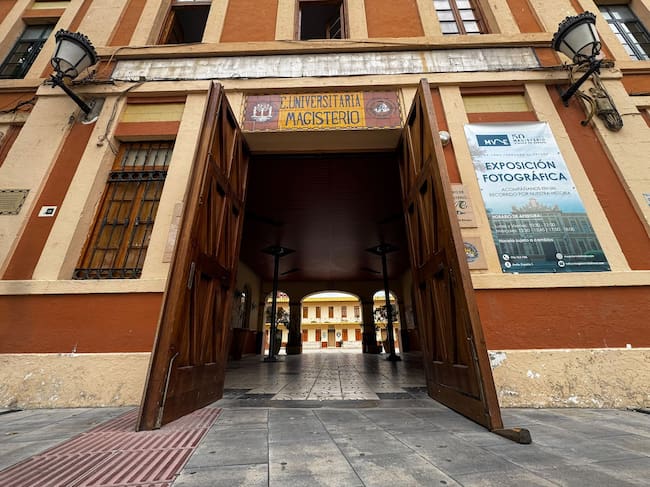 Fachada de Magisterio en La Línea