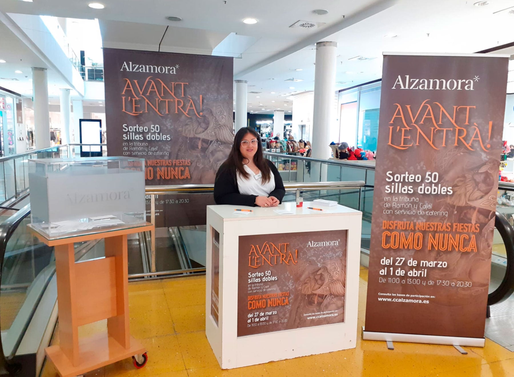 El stand del Centro Comercial Alzamora de la promoción de sillas para la Entrada