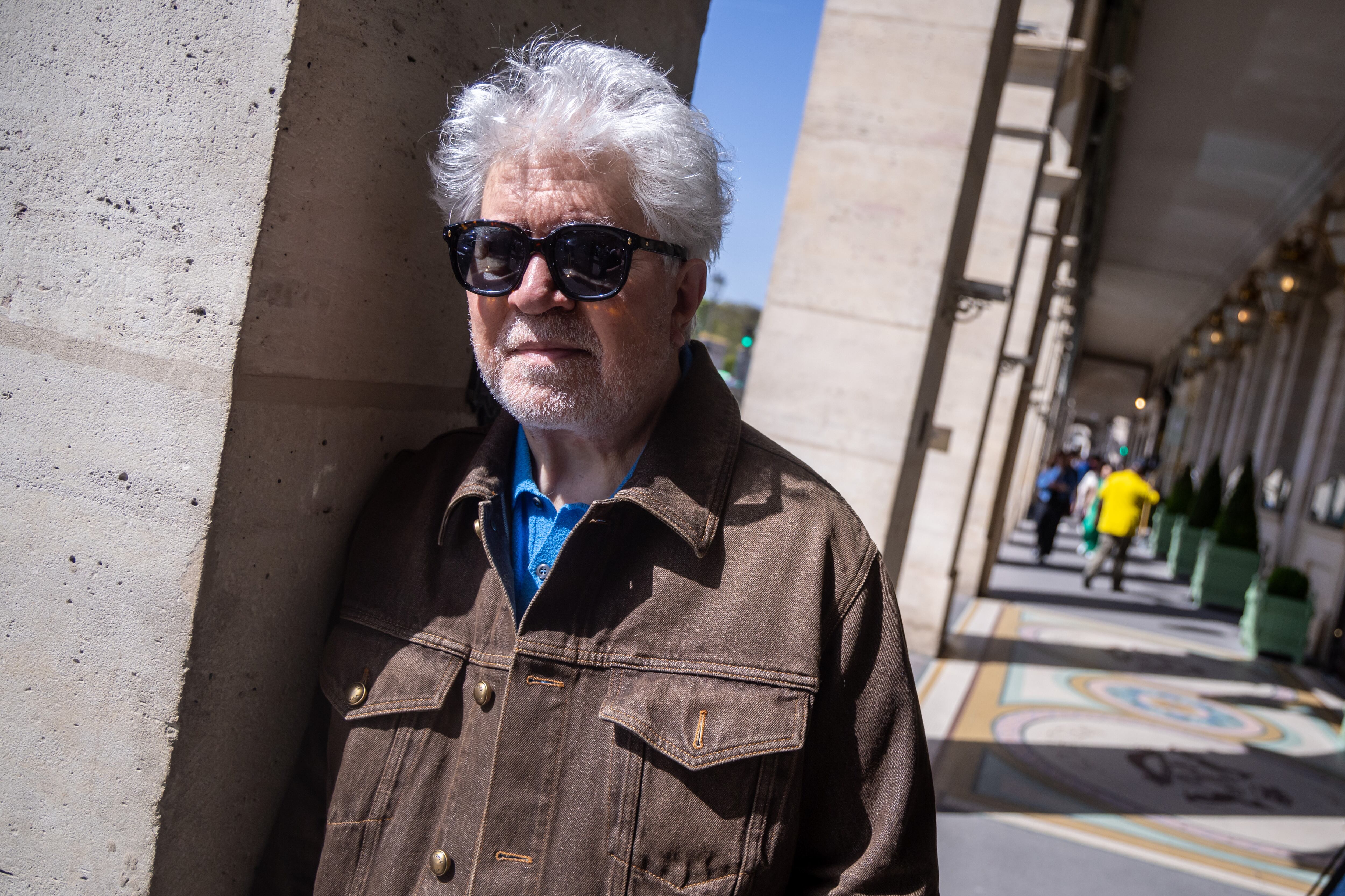 El director español Pedro Almodóvar posa para los fotógrafos tras la presentación de la selección oficial del 79.º Festival de Cine de Cannes en París, Francia