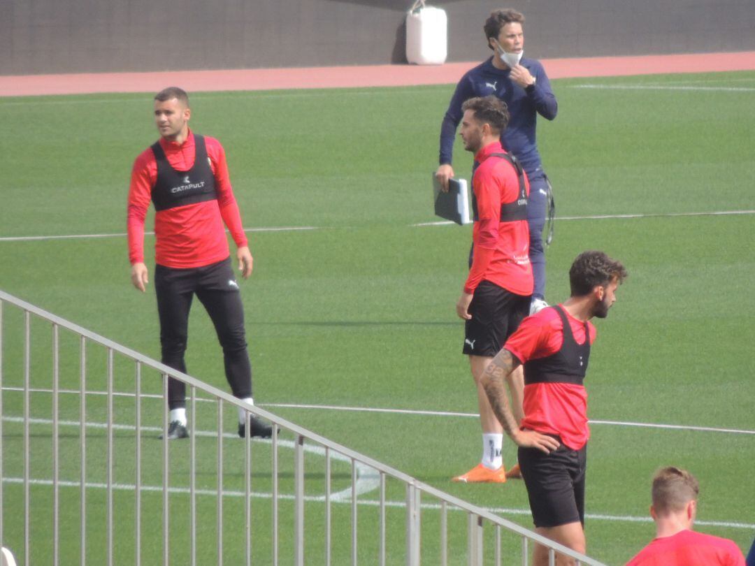 Rubi con los futbolistas en su primera sesión.