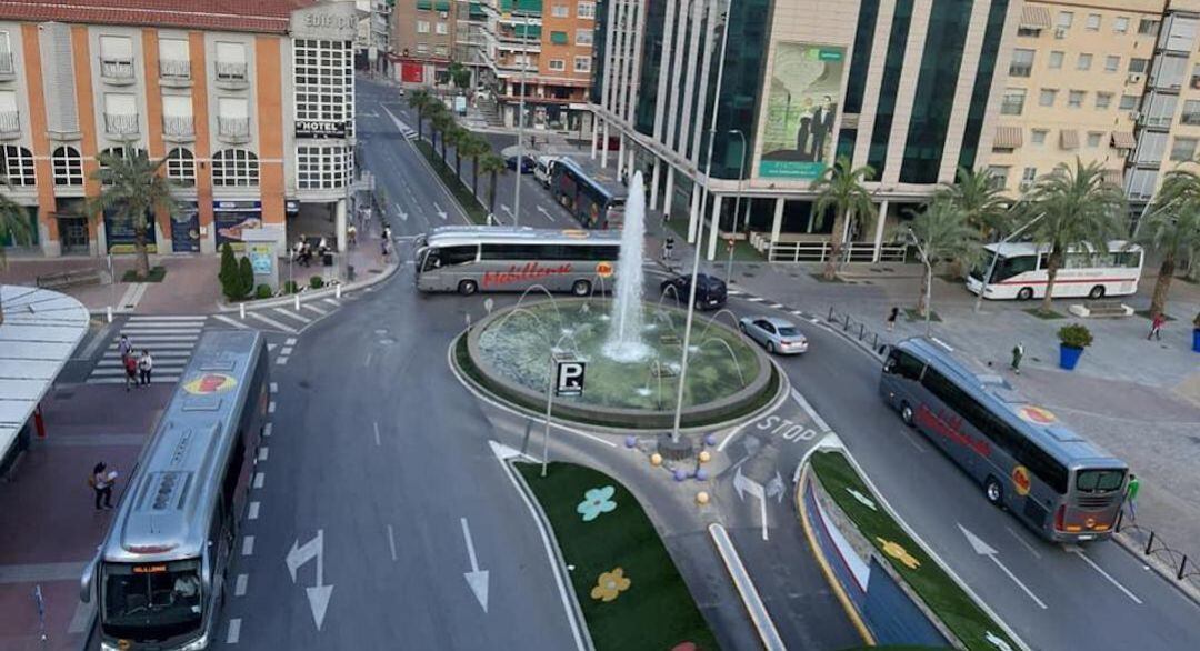 Autocares en la Plaza de España de Torrejón de Ardoz