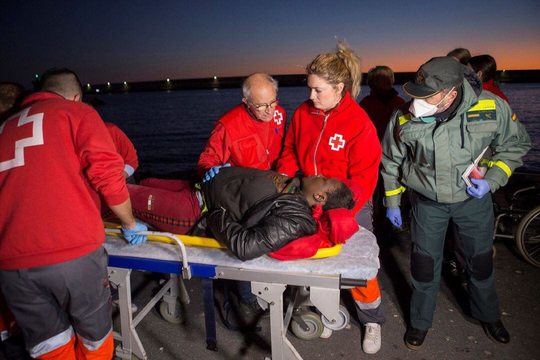 La mujer embarazada, a su llegada al puerto, es atendida por efectivos de Cruz Roja