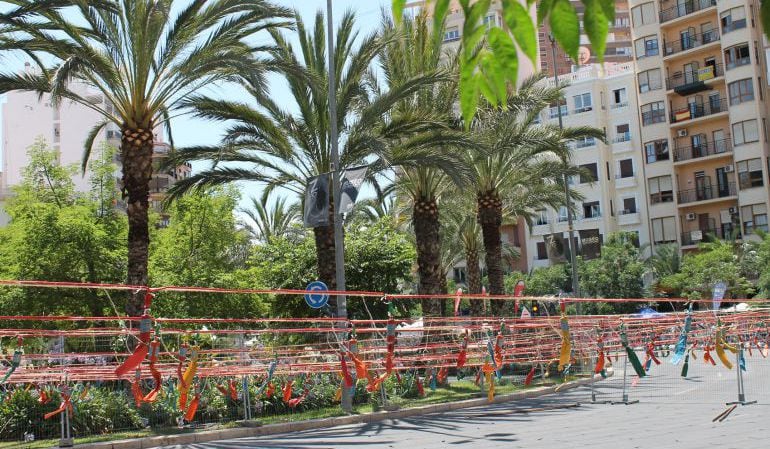 Mascletà preparada para su disparo en la plaza de los Luceros