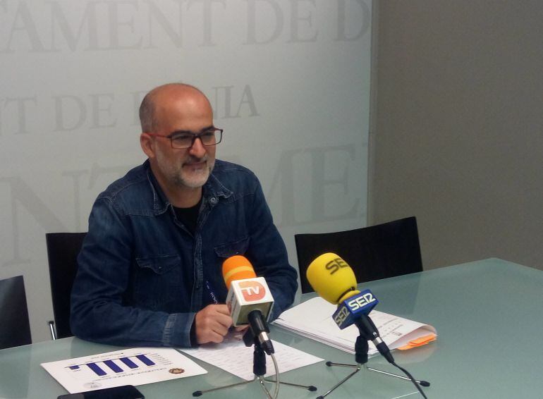 El concejal de Seguridad Ciudadana en el Ayuntamiento de Dénia, Javier Scotto, en una rueda de prensa.