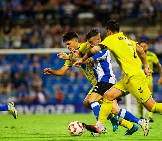 Javi Moreno pelea por el balón contra dos jugadores del Intercity