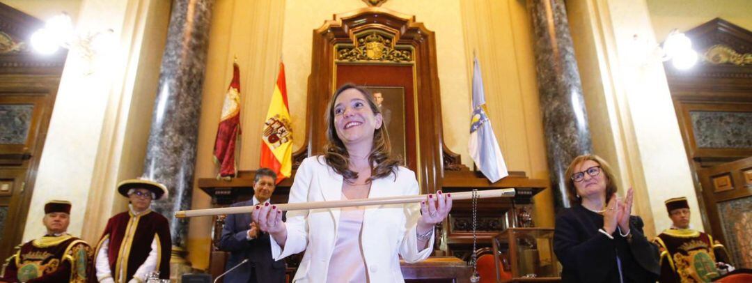 Inés Rey con el bastón de mando el día que fue nombrada alcaldesa. Foto de archivo