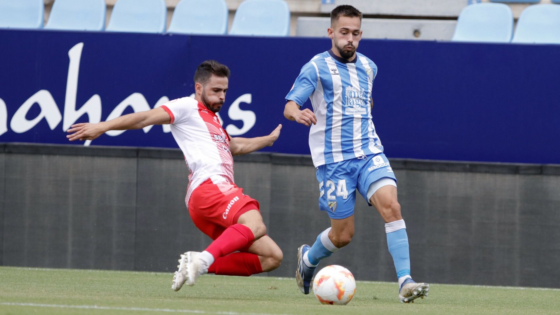 El defensa del Málaga Víctor Olmo sufrió la rotura del ligamento cruzado anterior de la rodilla derecha y estará de baja prácticamente toda la temporada