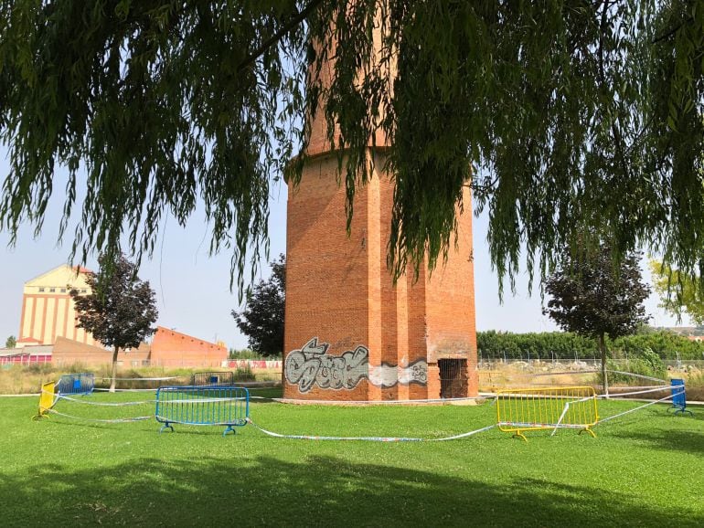El entorno de la chimenea de la Electrólisis de Palencia acordonada por caída de cascotes