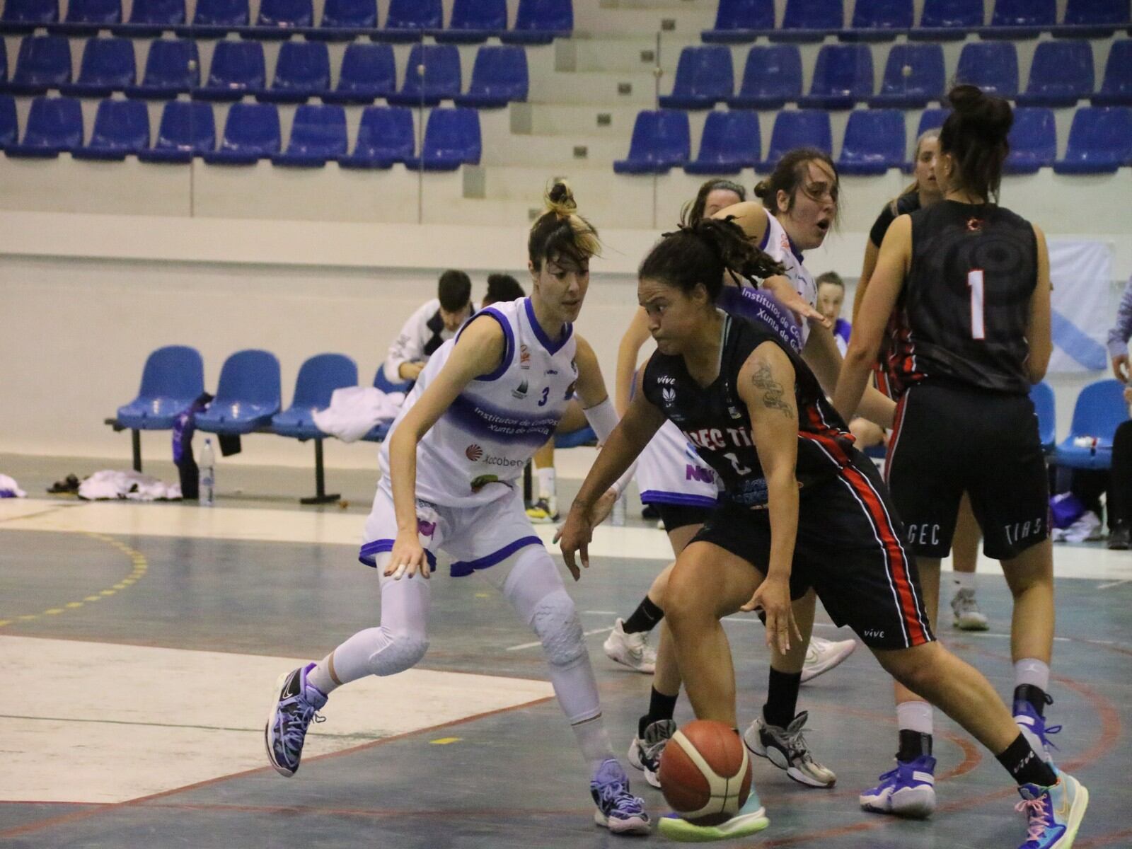 Una de las jugadoras lanzaroteñas conduciendo el balón.