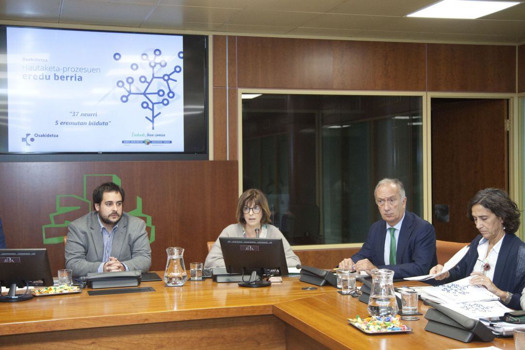 La consejera de Salud, Nekane Murga, presenta en comisión del Parlamento vasco el nuevo modelo de OPE de Osakidetza.